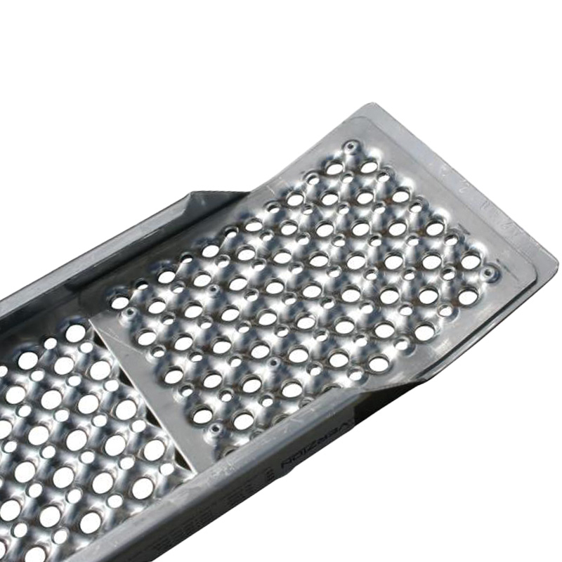 Prohnuté hliníkové nájezdy o délce 2000 mm a nosnosti 400 kg (sada 2 ks)